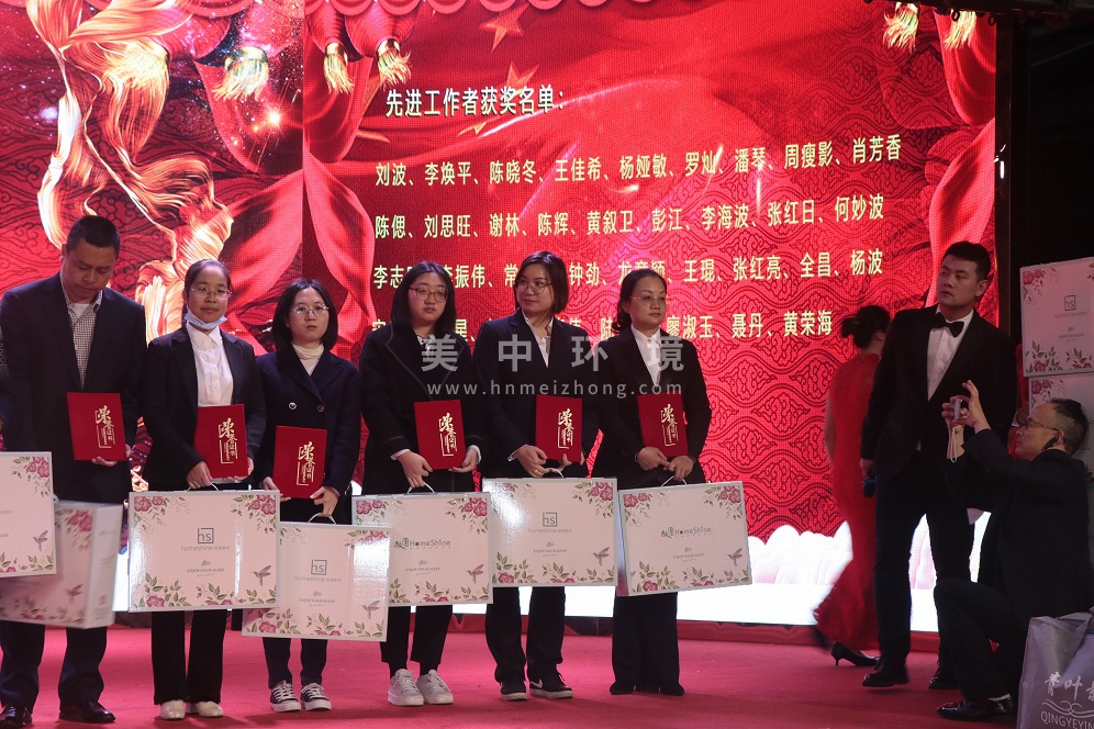 王佳希、楊亞敏、羅燦、潘琴先進工作者.JPG